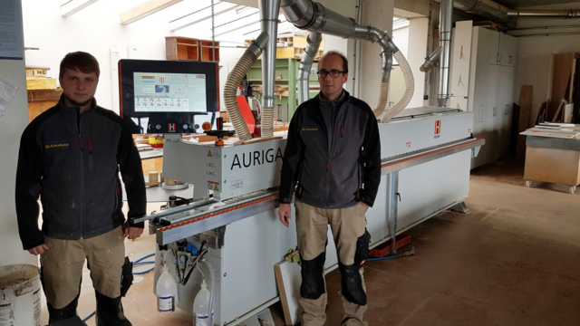 Referenzkunde Spitzmüller und Klein "Wir leben für Holz" - ein Motto und nun auch die passende Maschine dazu - Kantenanleimmaschine AURIGA 1308XL Referenzkunde Spitzmüller und Klein auf Erfolgskurs mit der Kantenanleimmaschine AURIGA 1308XL