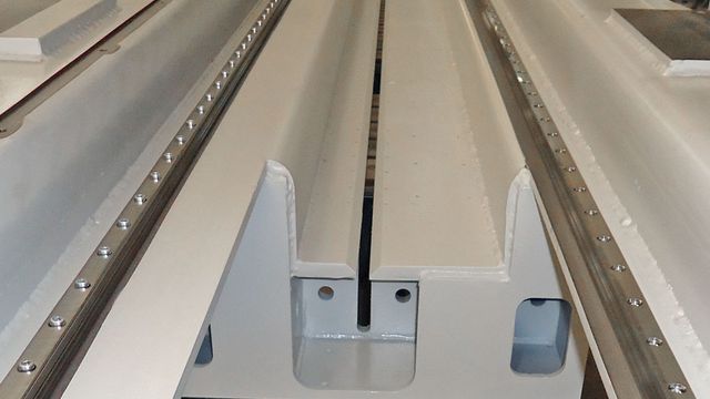 Präzise geführte Sägewagen mit Zahnstangenantrieb läuft auf oberflächengehärteten Linearführungen Präzise geführte Sägewagen mit Zahnstangenantrieb läuft auf oberflächengehärteten Linearführungen