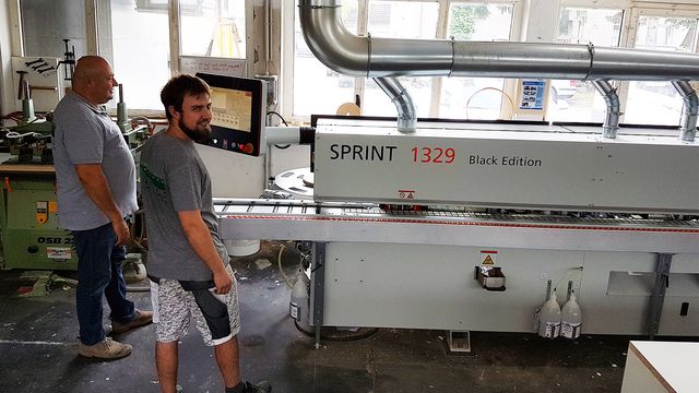 Zufriedener HOLZ-HER Kunde Schreinerei Eschmann aus Freiburg mit der Kantenanleimmaschine Sprint Zufrieden mit der HOLZ-HER Kantenanleimmaschine Sprint 1329
