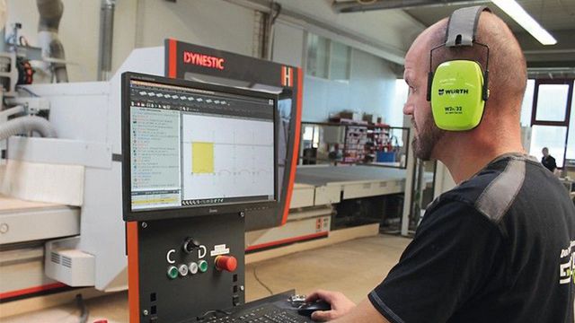 Referenzkunde Suppelt mit 5-Achs Nesting CNC Bearbeitungszentrum Dynestic 7535 - Bilder: Manfred Maier, BM Referenzkunde Suppelt mit 5-Achs Nesting CNC Bearbeitungszentrum Dynestic 7535 - Bilder: Manfred Maier, BM