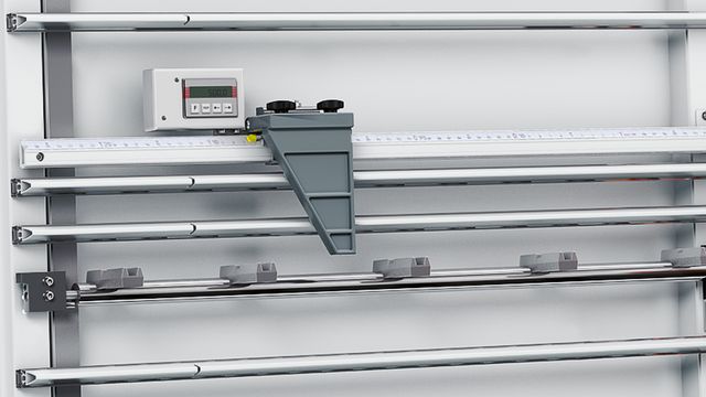 Digitale Maßanzeige zur Einstellung der Länge im Vertikalschnitt. Digitale Maßanzeige zur Einstellung der Länge im Vertikalschnitt.