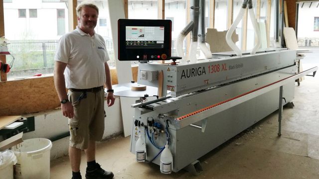 Positive Erfahrungen mit der HOLZ-HER Kantenanleimmaschine AURIGA 1308XL Referenzkunde von HOLZ-HER aus Österreich mit den Kantenanleimmaschine AURIGA 1308 XL