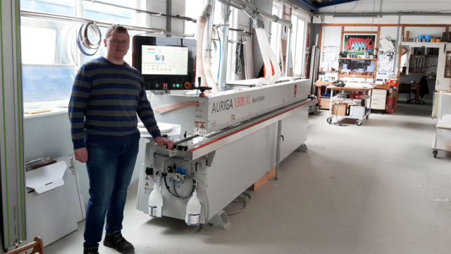 Überzeugende Qualität dank der Kantenanleimmaschine AURIGA 1308XL von HOLZ-HER Ein weiterer zufriedener Referenzkunde der Firma HOLZ-HER - Die neue Kantenanleimmaschine AURIGA 1308XL überzeugt