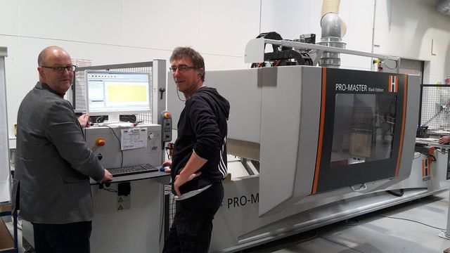 Das CNC-Bearbeitungszentrum PRO-MASTER 7018 kann von Menschen mit Behinderung ohne Probleme bedient werden Referenzkunde OWB aus Sigmaringen - sichere CNC Maschine für Menschen mit Behinderung